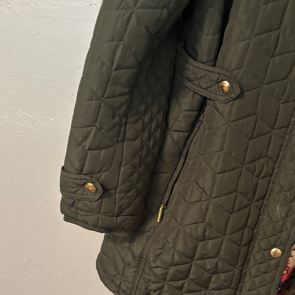 Weatherproof Dark Green Quilted Utility Jacket with Floral Interior - Picture 5 of 7